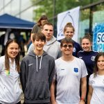 Trainer Peter Brauch mit seinen 6 erfolgreichen Schwimmer*innen