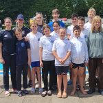 Gruppenbild der aktiven Schwimmer*innen mit ihrem Trainerteam der TSG 1862 Weinheim